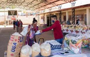 Catholic Relief Services distributes food for school children at one of the schools in the Department of Totonicapán, Guatemala, with the help of parent volunteers. Credit: Catholic Relief Services